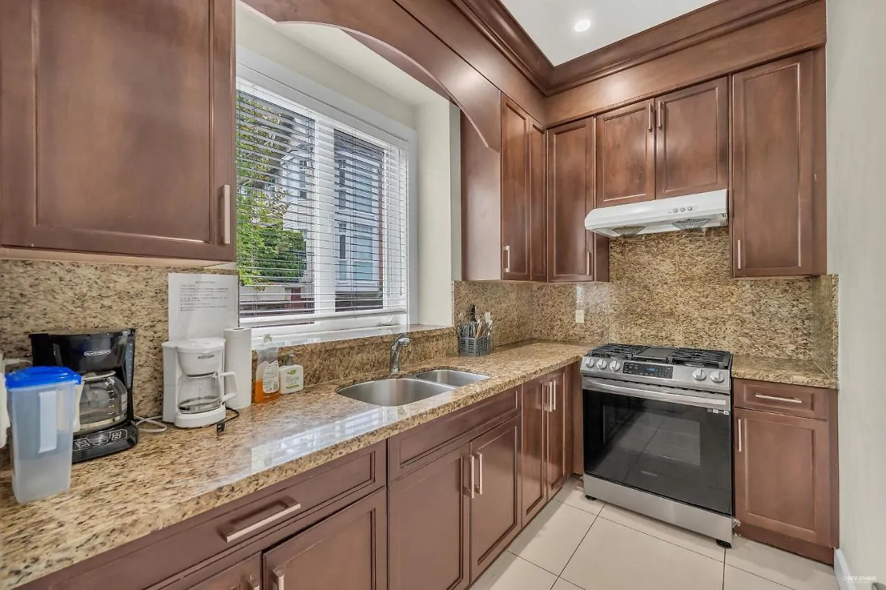 Luxurious Getaway In Vancouver-Private Room With Attached Bathroom Vancouver