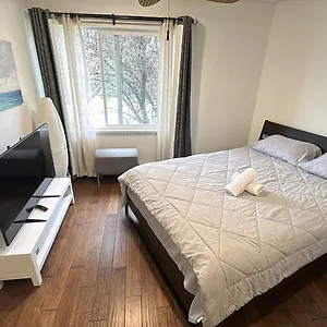 5 Mins Walk To Skytrain Station , Vancouver Canadá