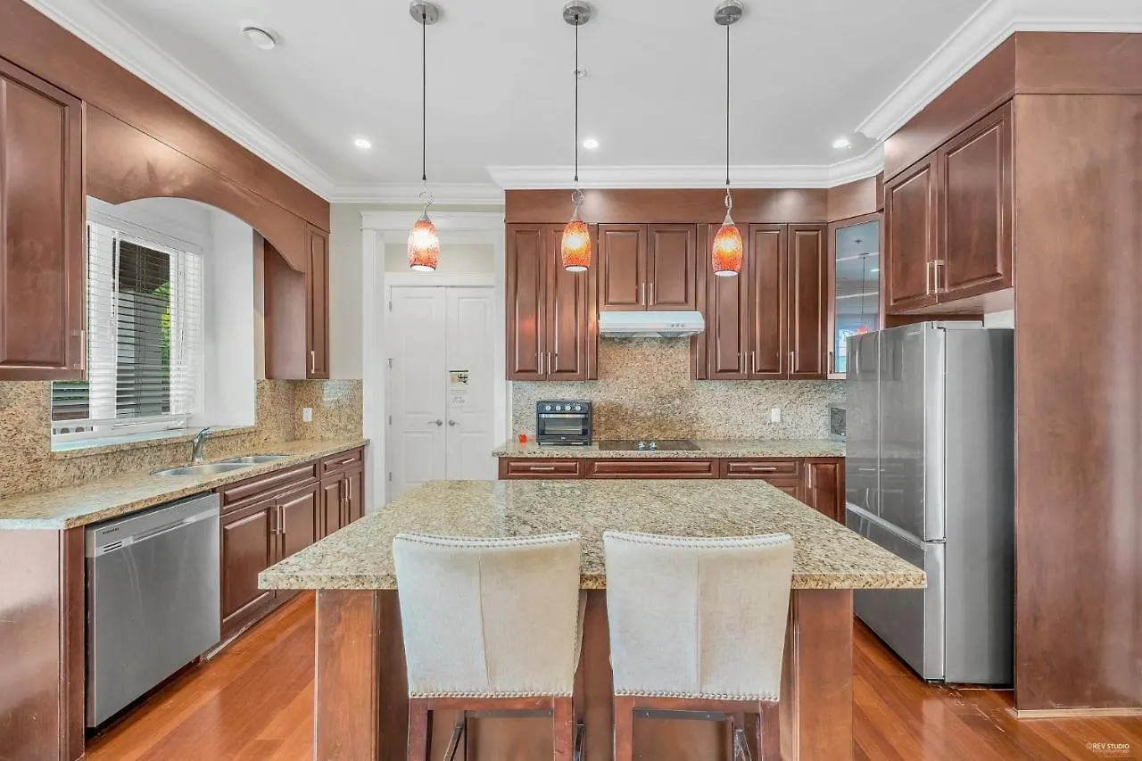 Luxurious Getaway In Vancouver-Private Room With Attached Bathroom Guest house