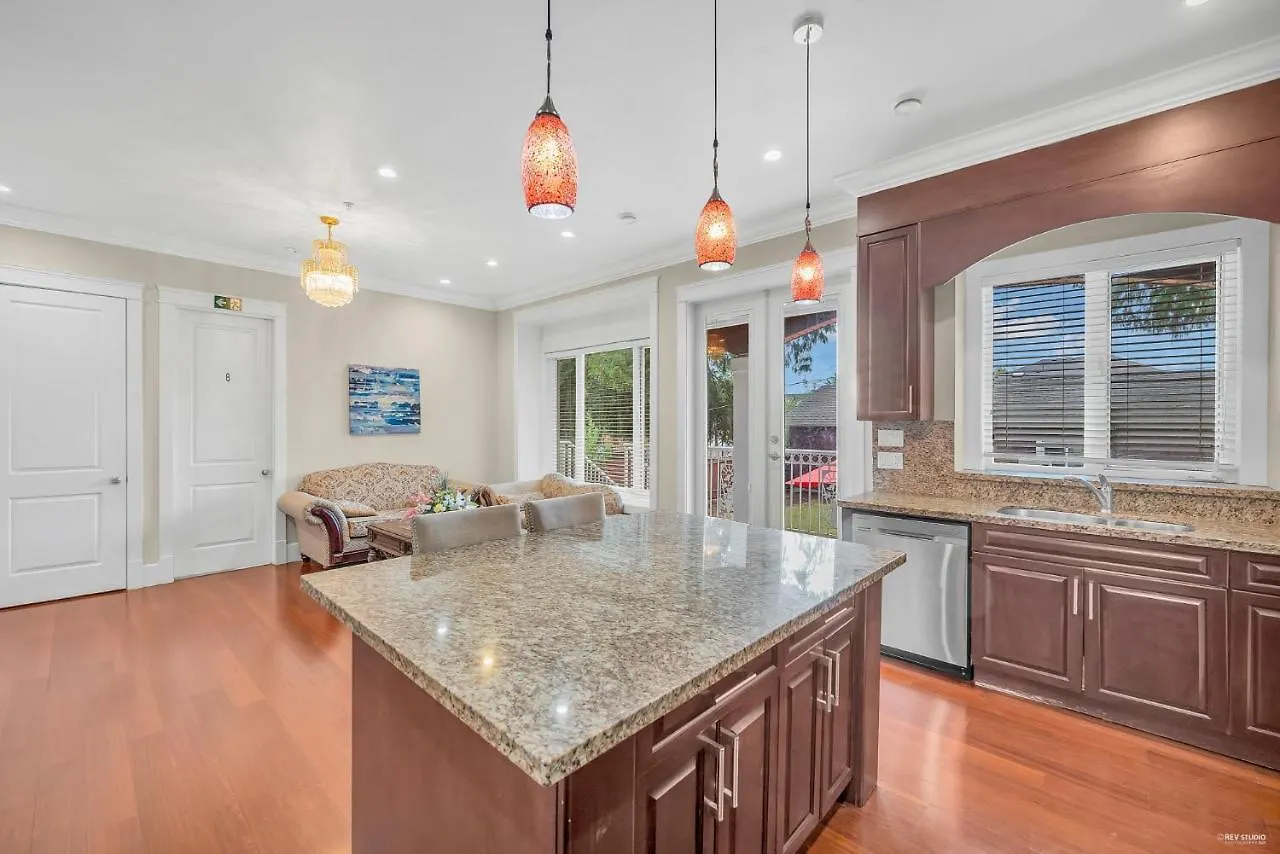 Luxurious Getaway In Vancouver-Private Room With Attached Bathroom
